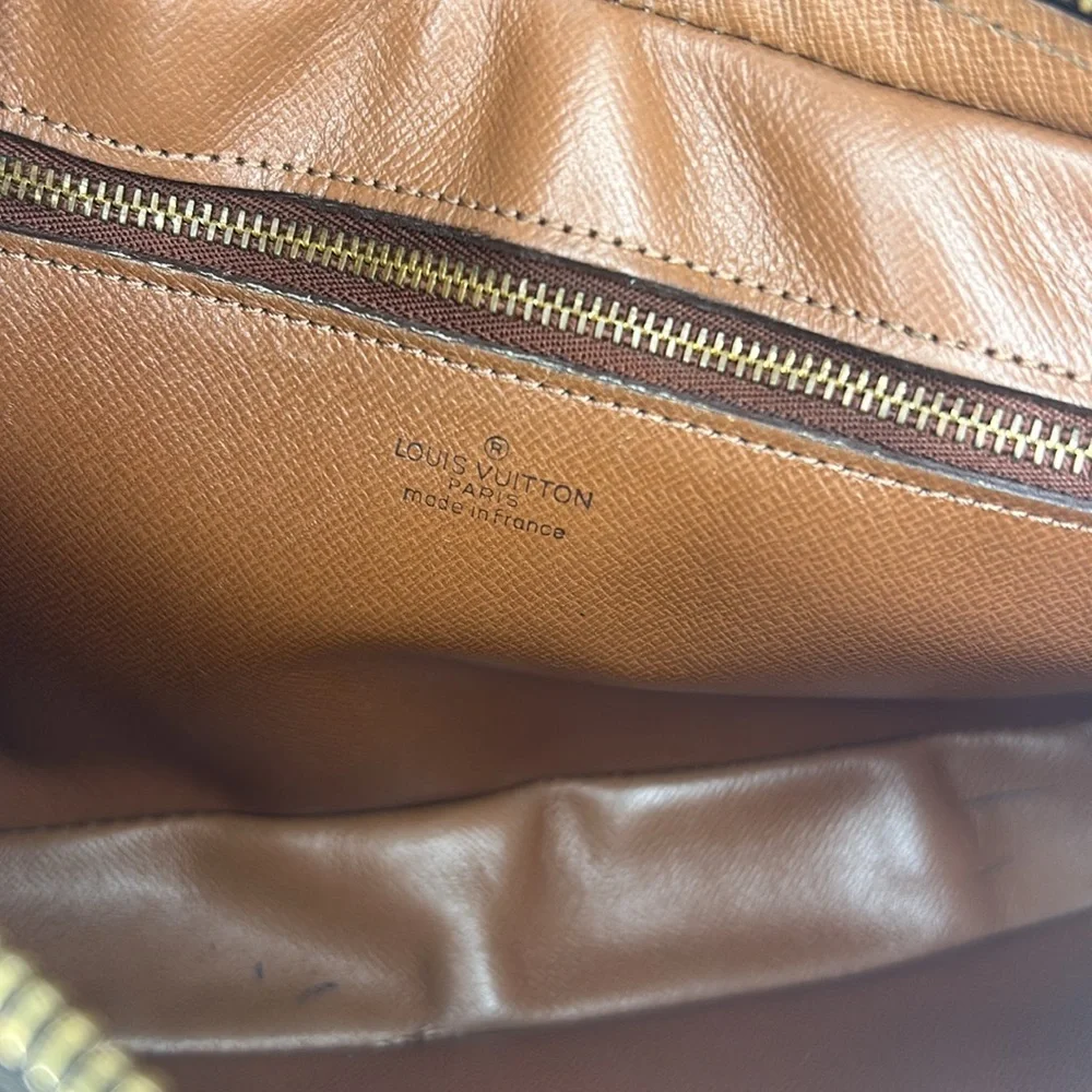 LOUIS VUITTON Louis Vuitton Clutched Bag